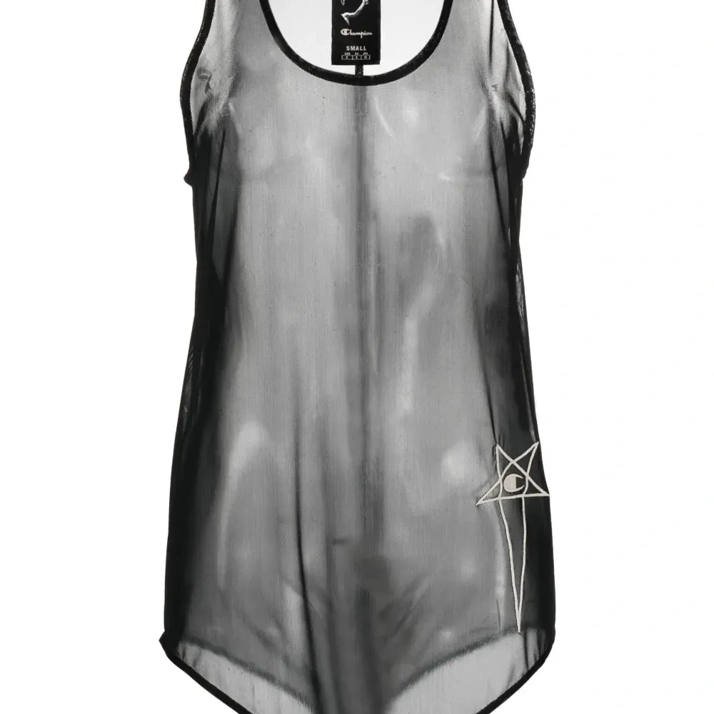 Топ без рукавов из коллаборации с Champion