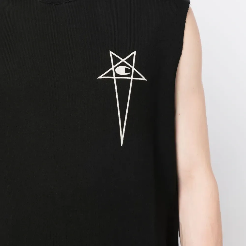 Топ с вышитым логотипом