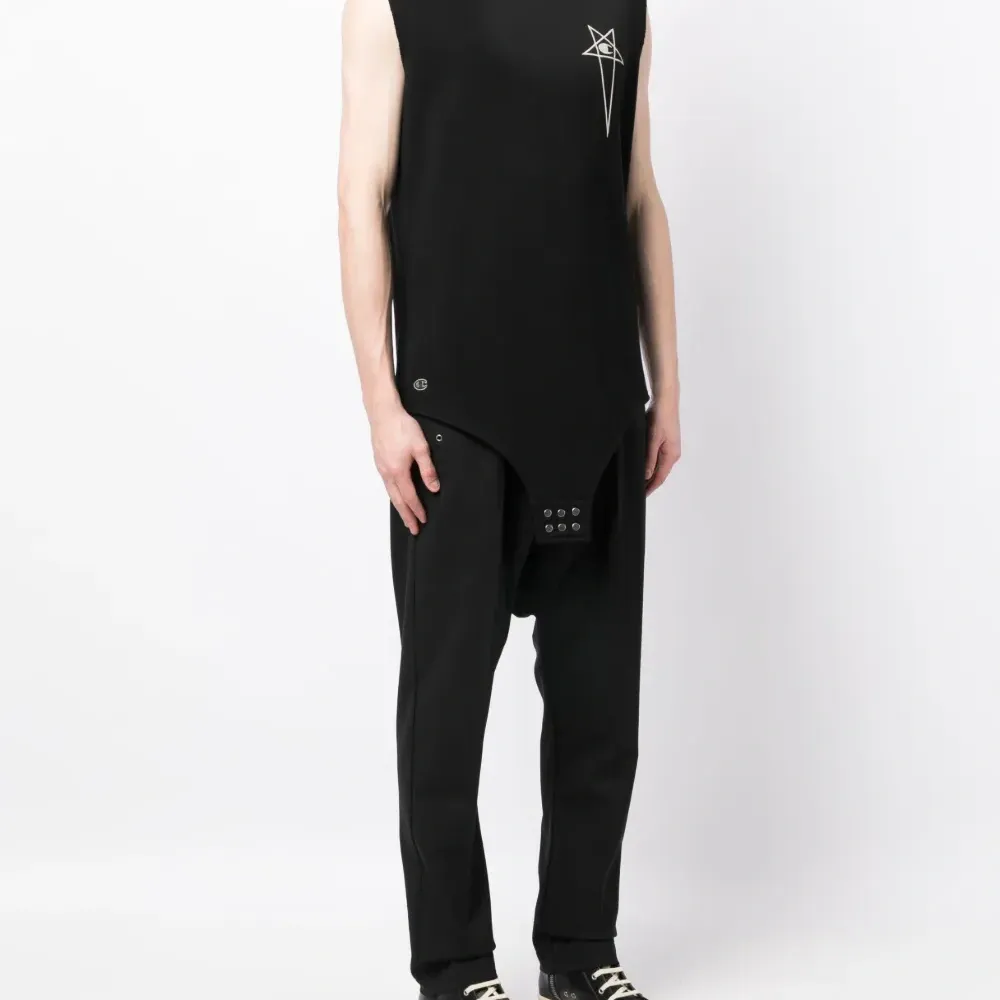 Топ с вышитым логотипом