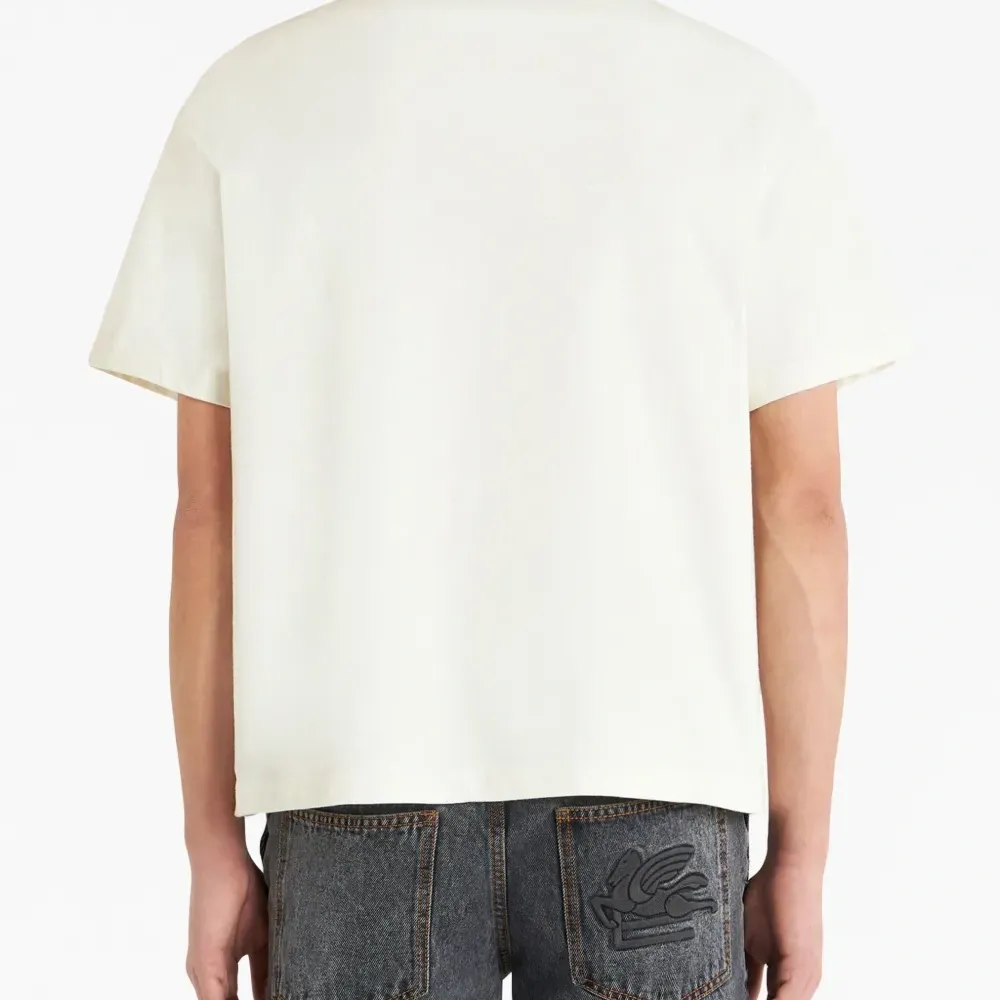 Футболка с вышитым логотипом