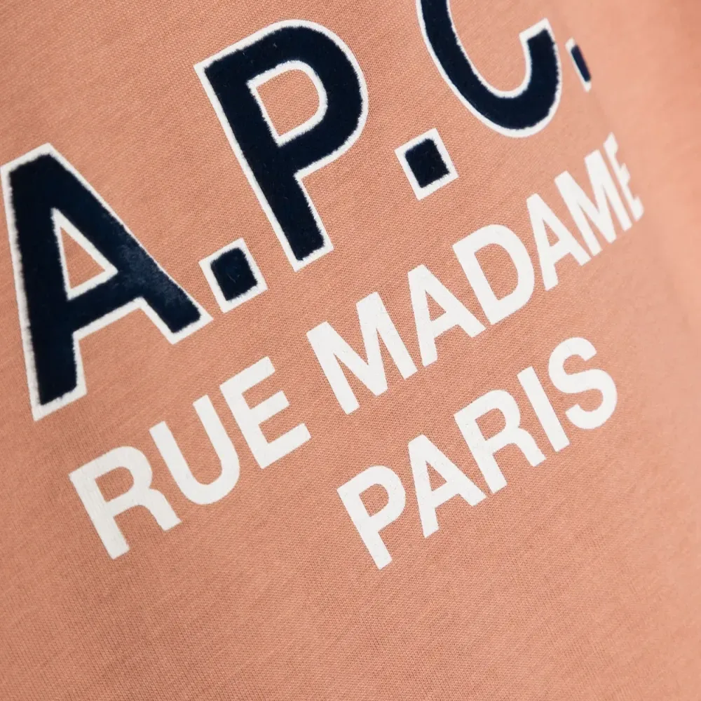 Футболка с фактурным логотипом