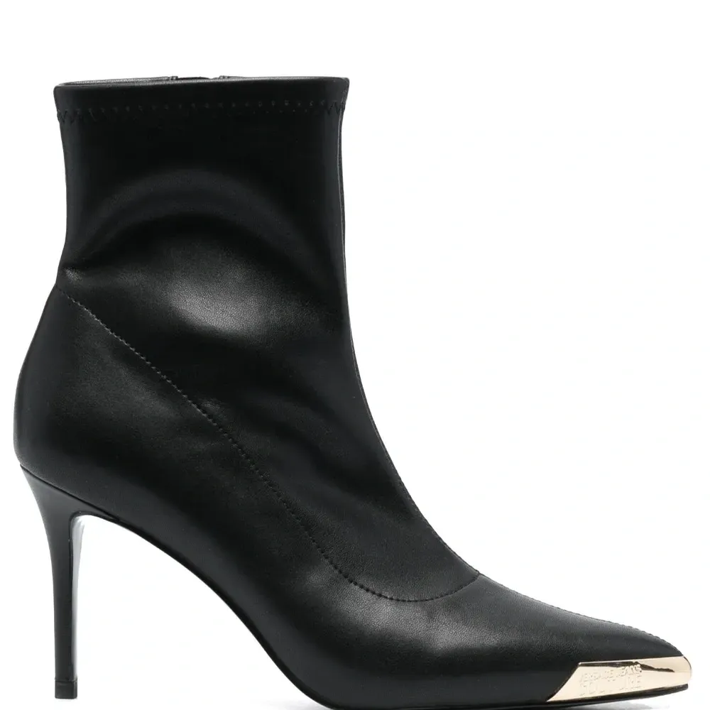 Ботильоны с заостренным носком и логотипом