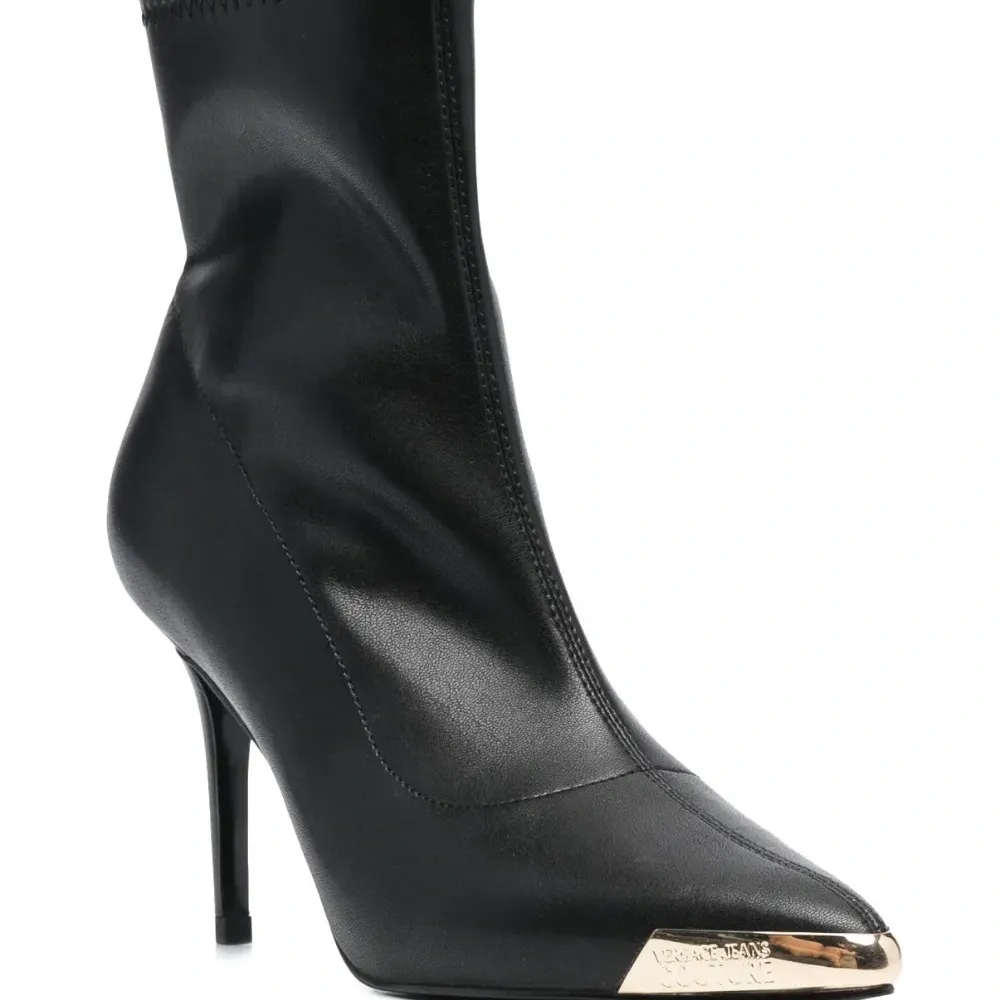 Ботильоны с заостренным носком и логотипом