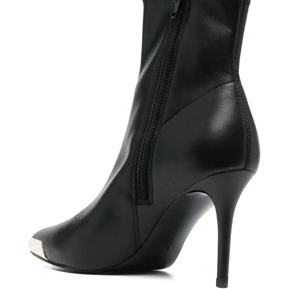 Ботильоны с заостренным носком и логотипом