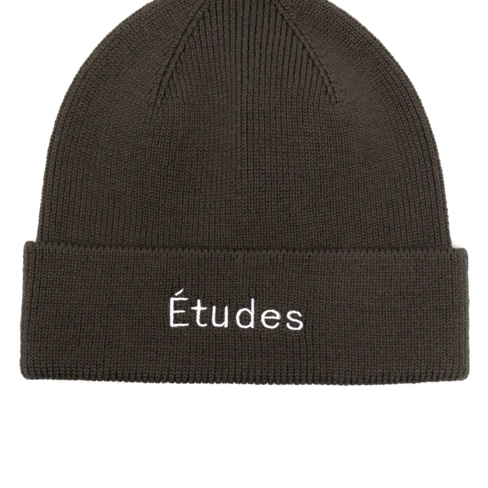 Шерстяная шапка бини с вышитым логотипом Шерстяная шапка бини с вышитым логотипом