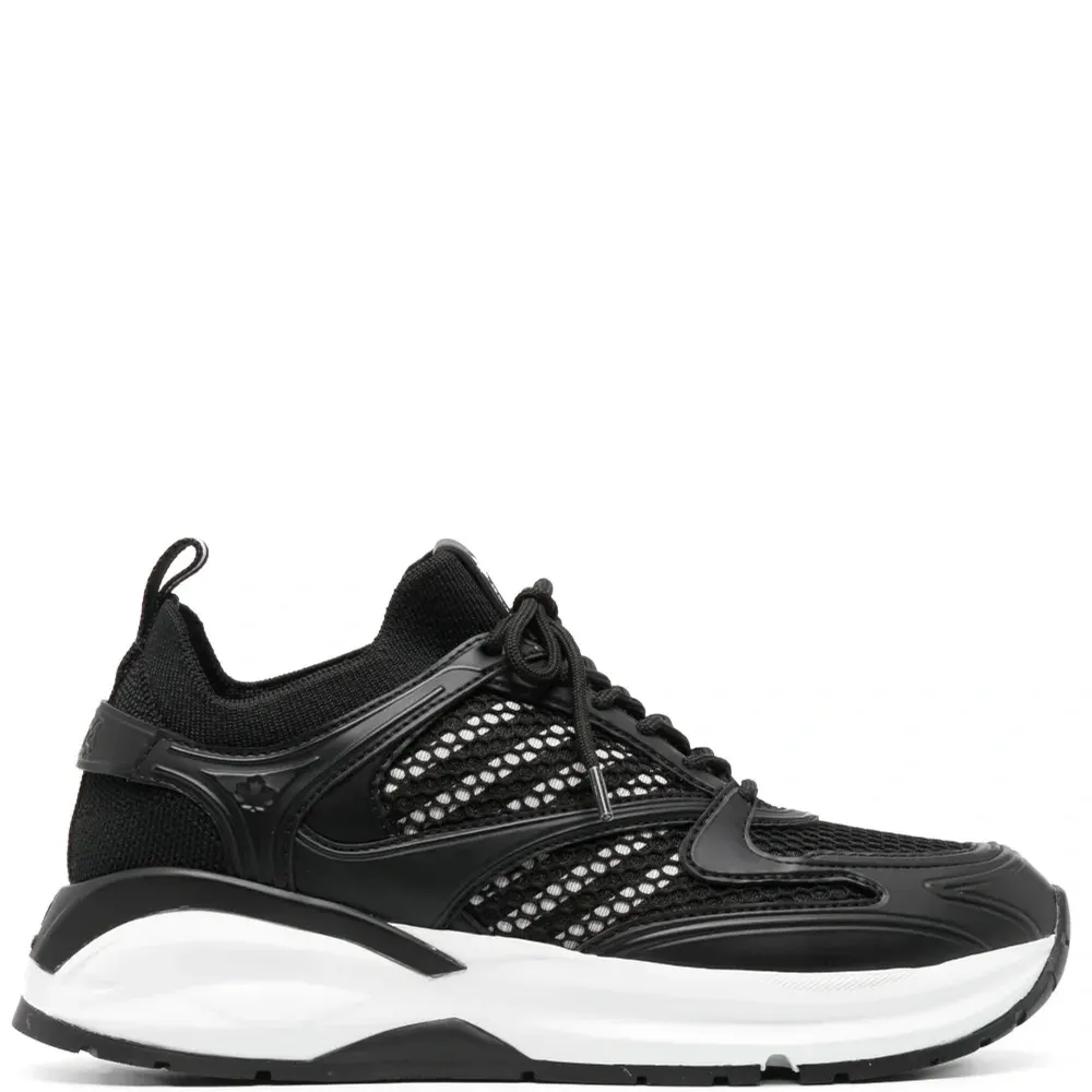 Кроссовки из коллаборации с Dash