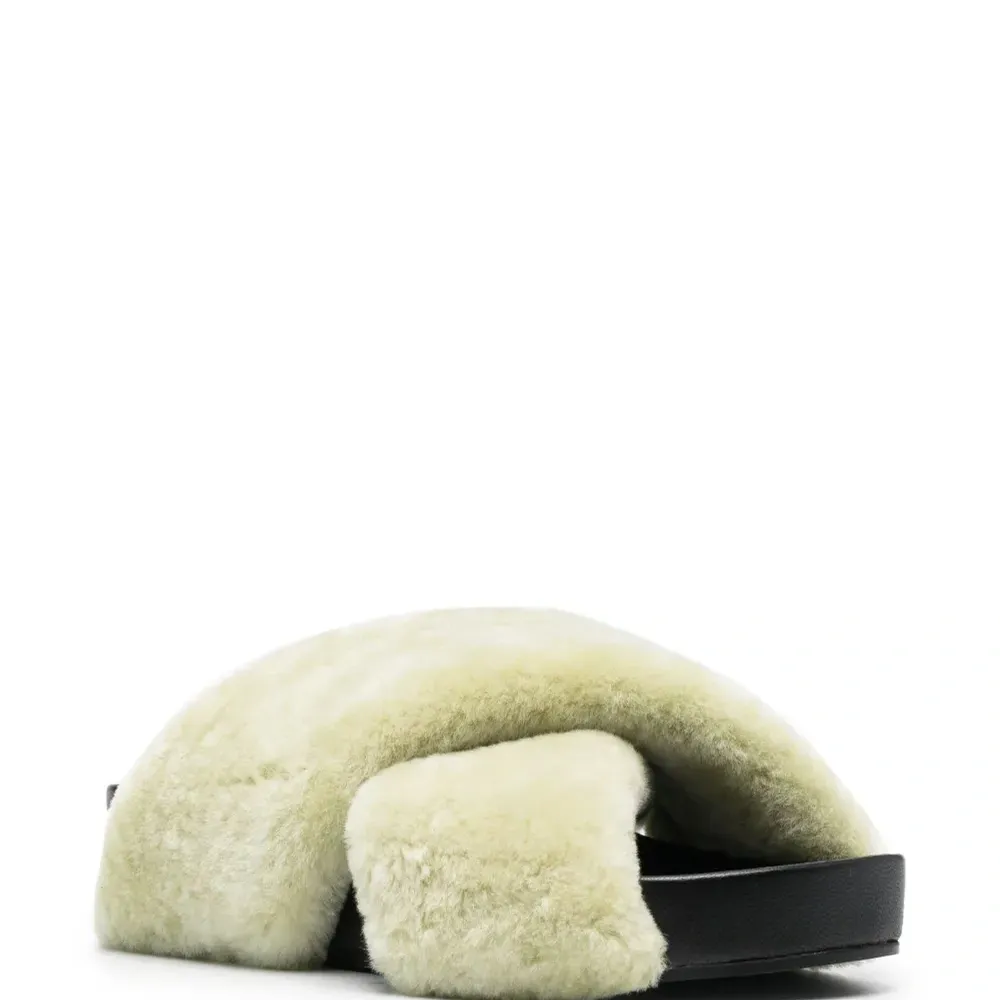 Сандалии с меховыми ремешками