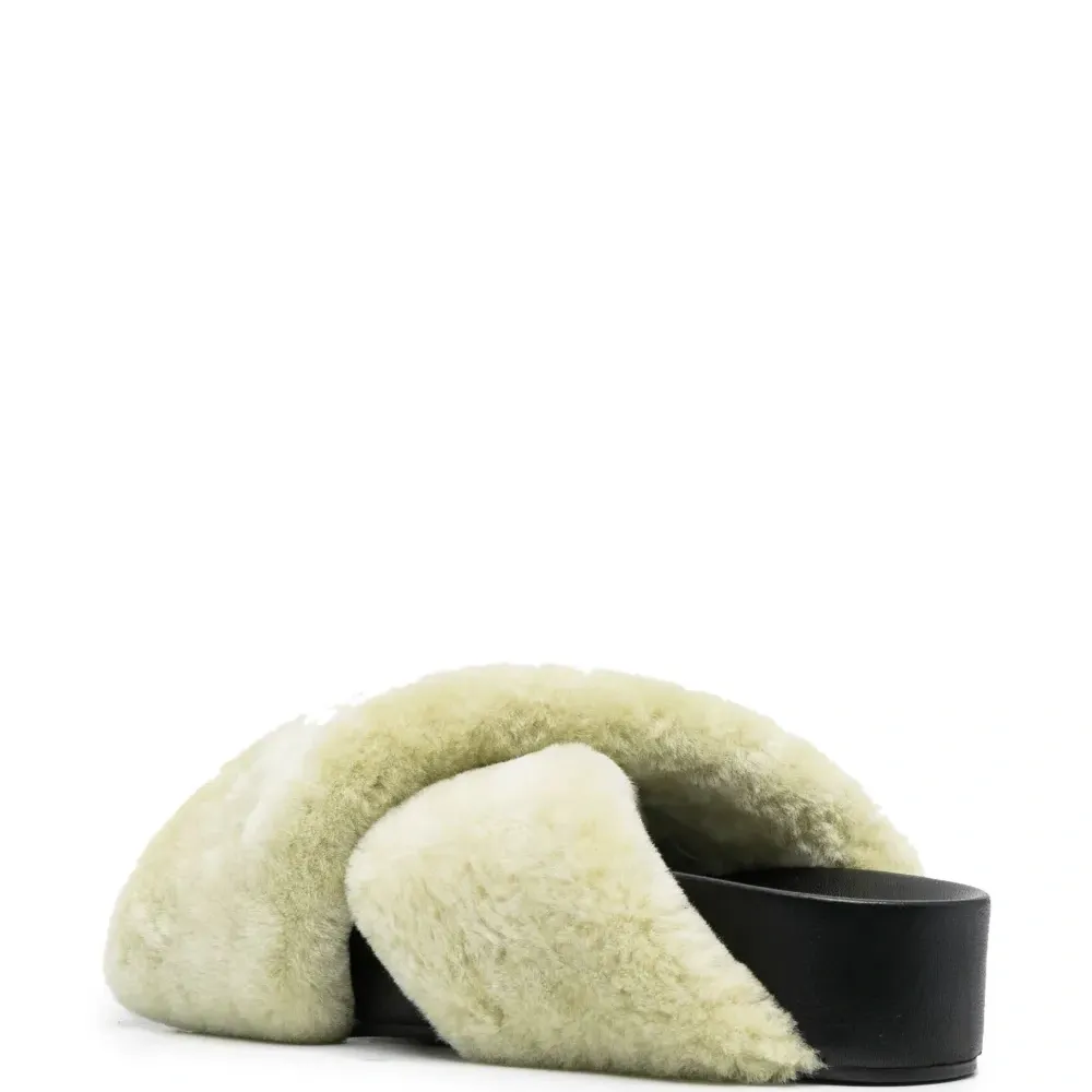 Сандалии с меховыми ремешками