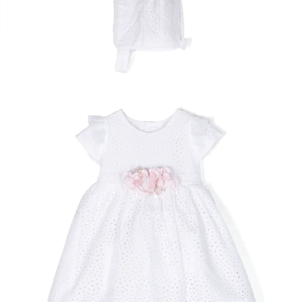 Платье с короткими рукавами и вышивкой