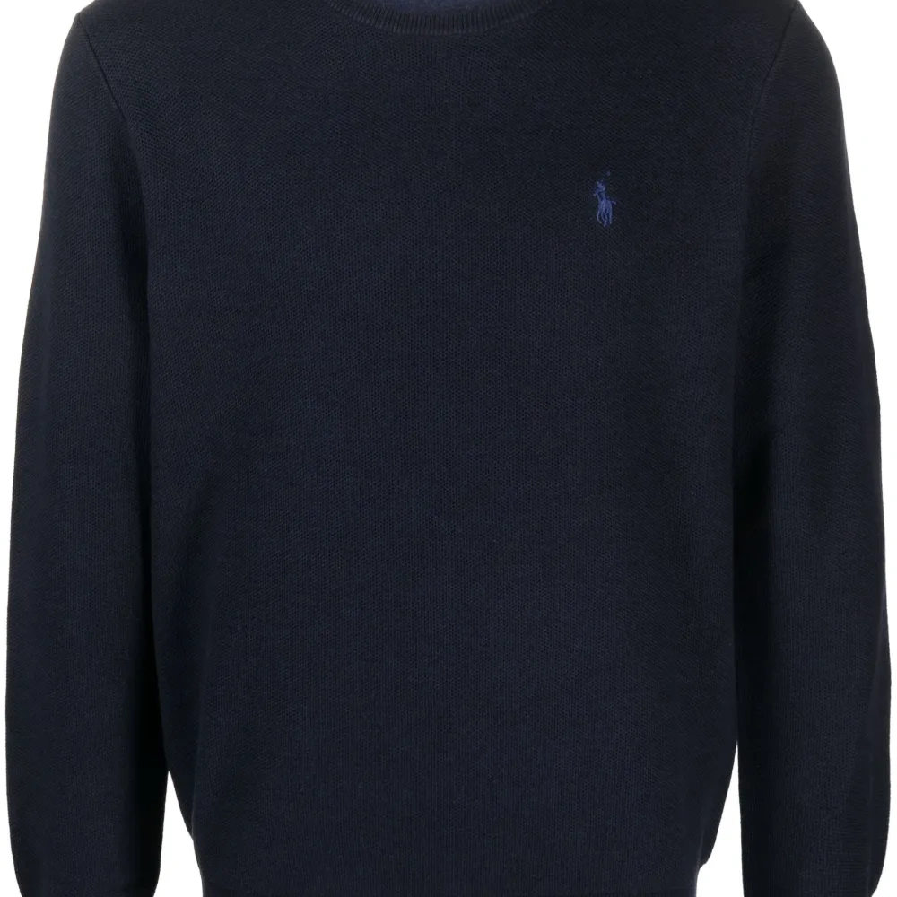 Джемпер с вышитым логотипом