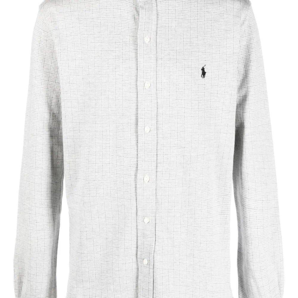 Рубашка с вышитым логотипом