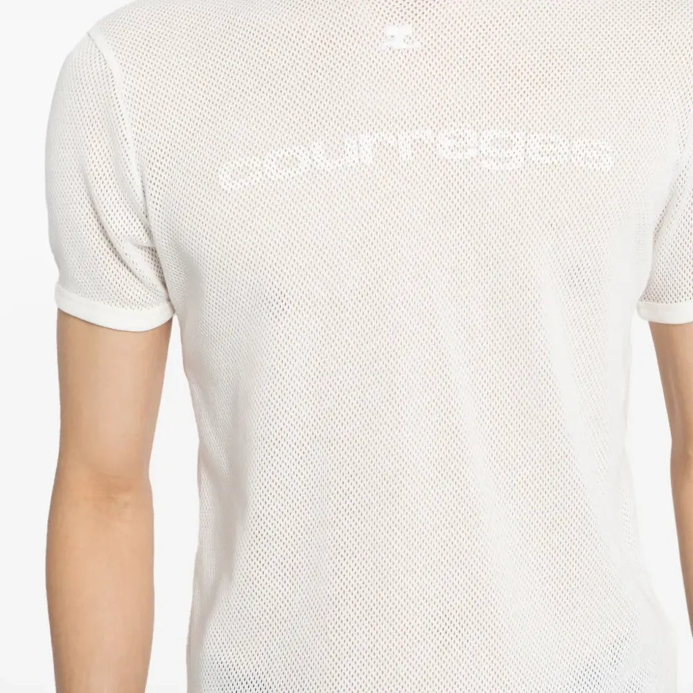 Футболка с вышитым логотипом и перфорацией