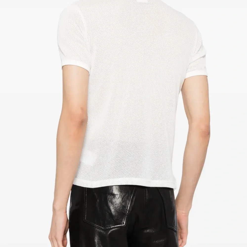 Футболка с вышитым логотипом и перфорацией