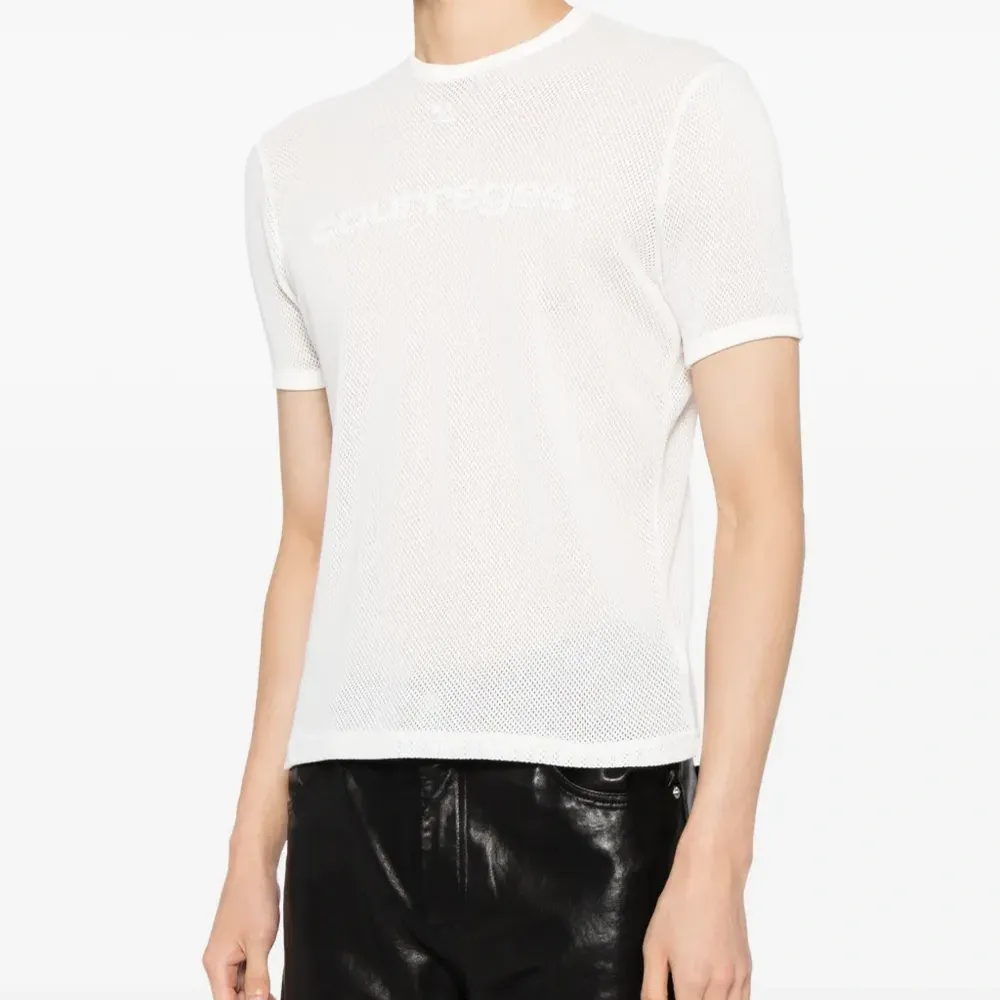 Футболка с вышитым логотипом и перфорацией