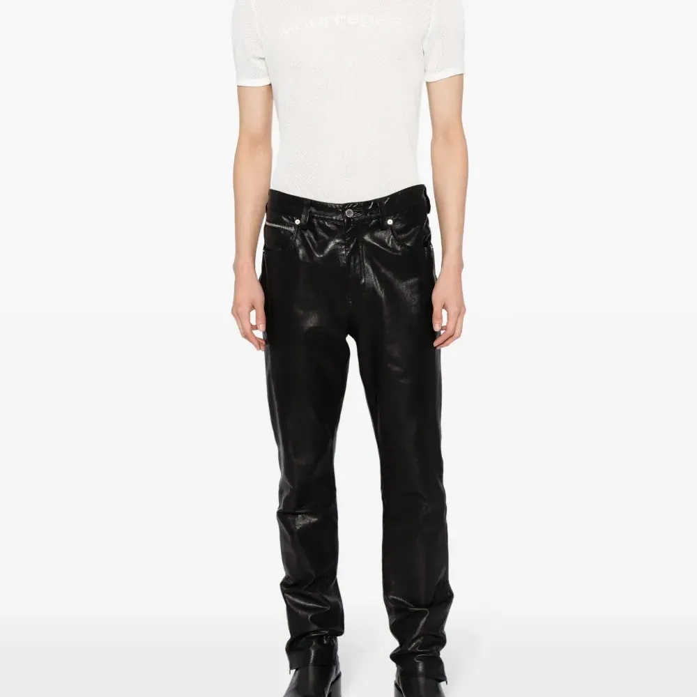 Футболка с вышитым логотипом и перфорацией