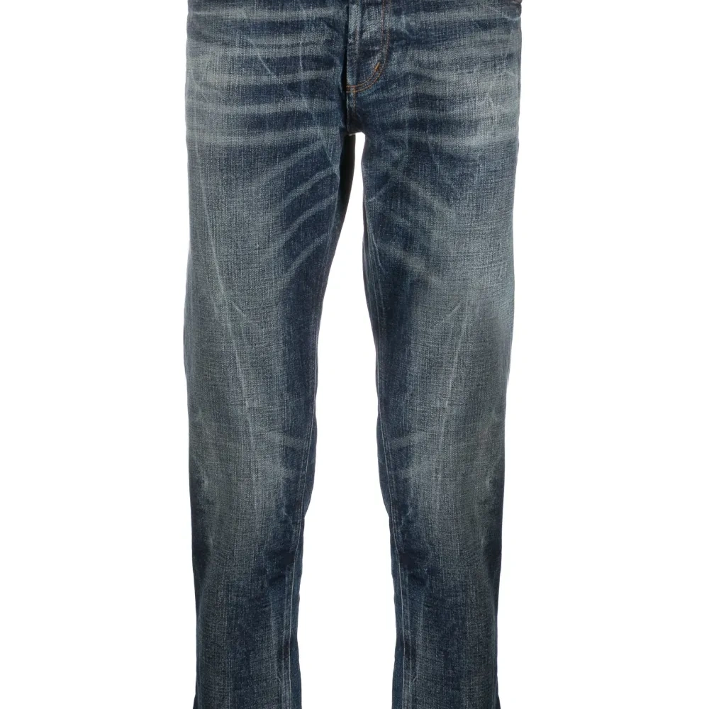 Джинсы с эффектом потертости