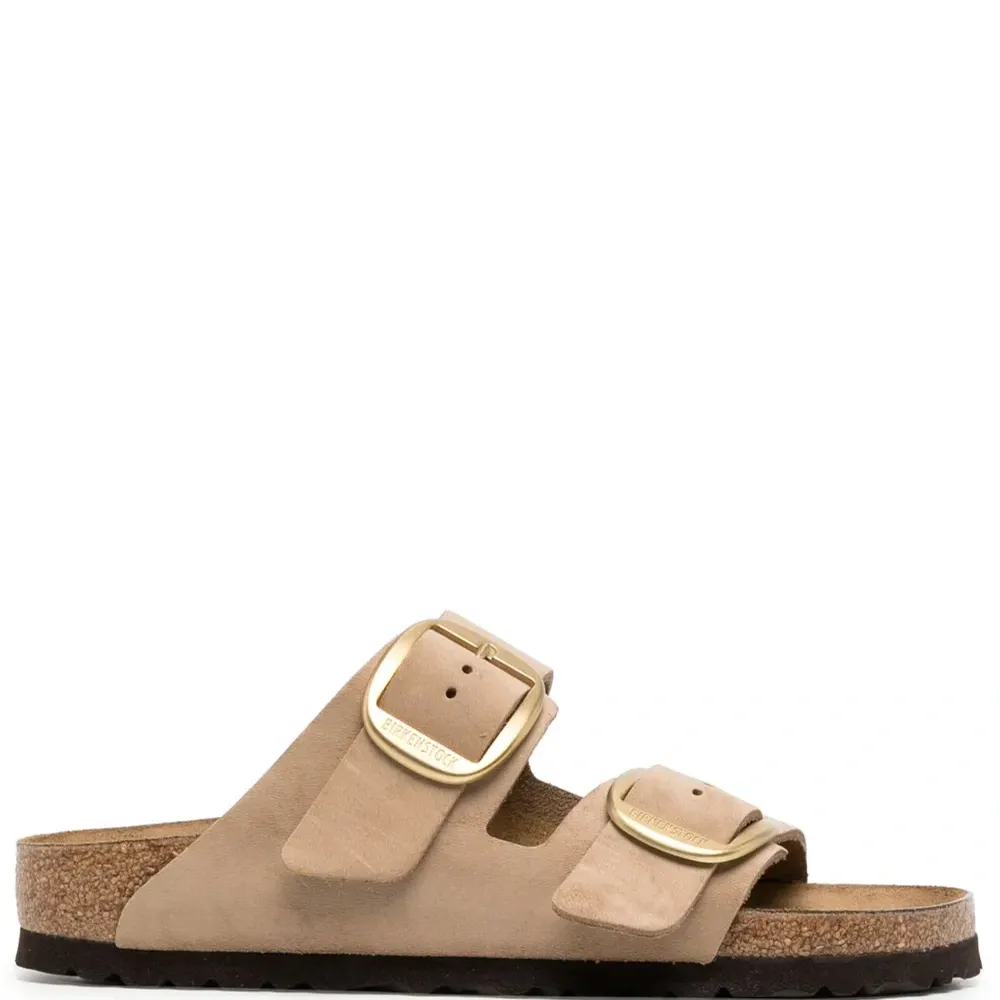 Сандалии на плоской подошве