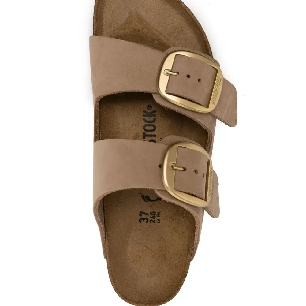 Сандалии на плоской подошве