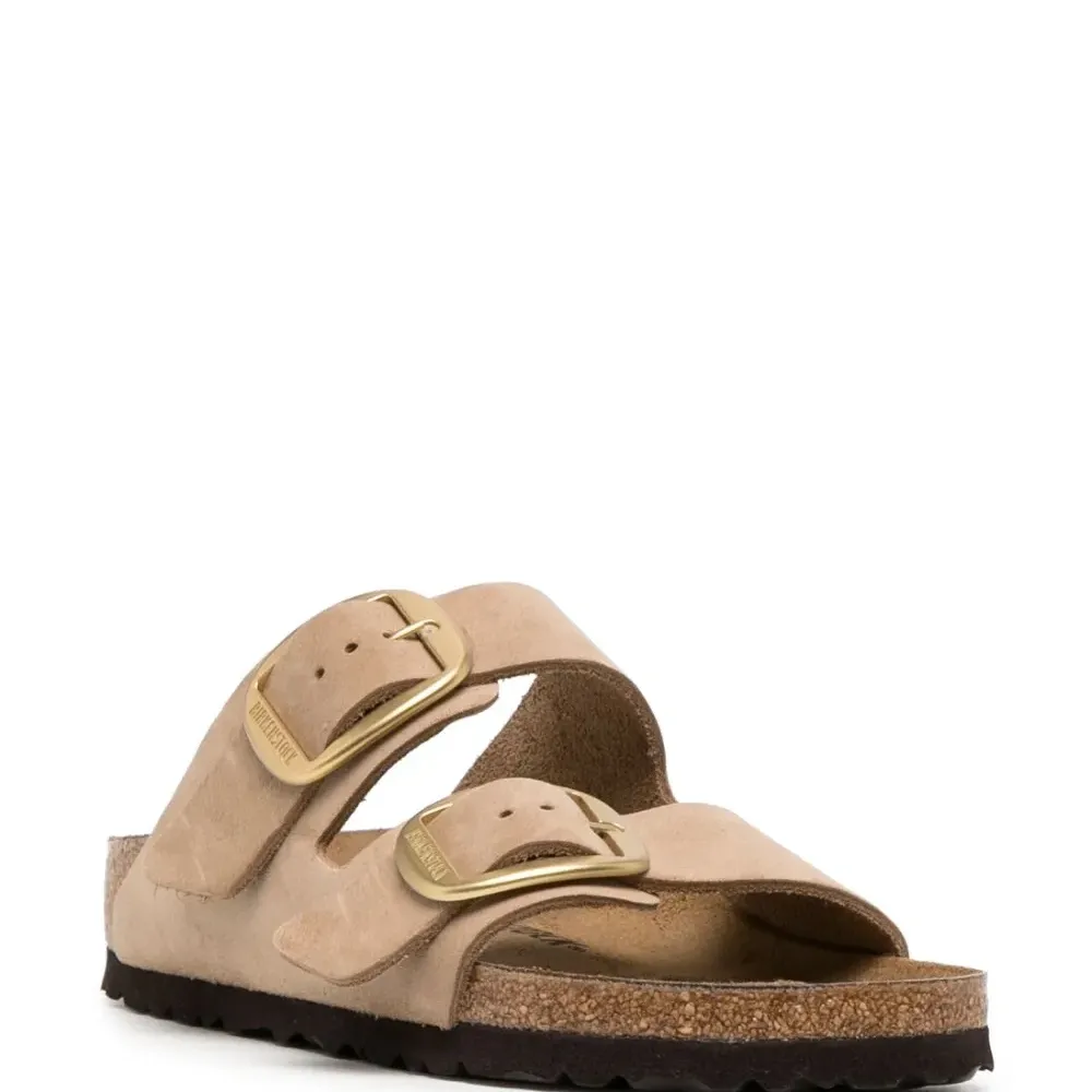 Сандалии на плоской подошве