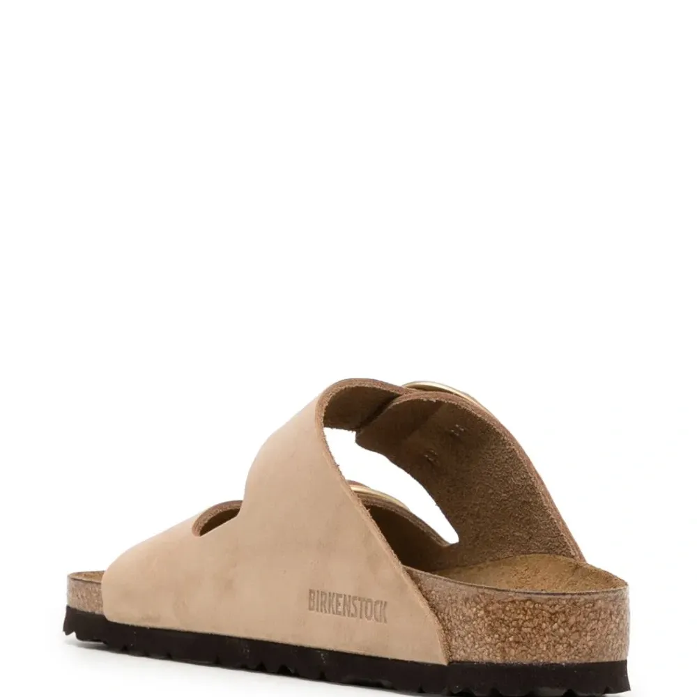 Сандалии на плоской подошве