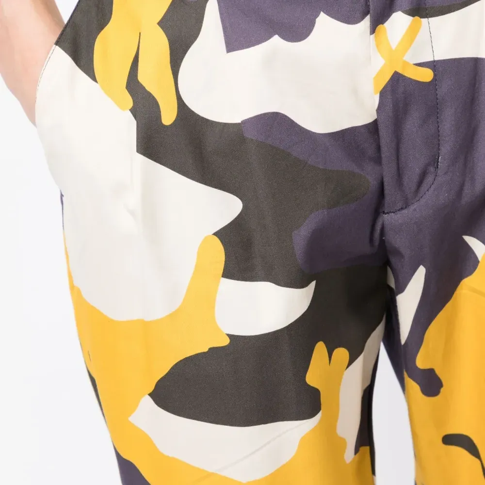 Укороченные брюки с камуфляжным узором