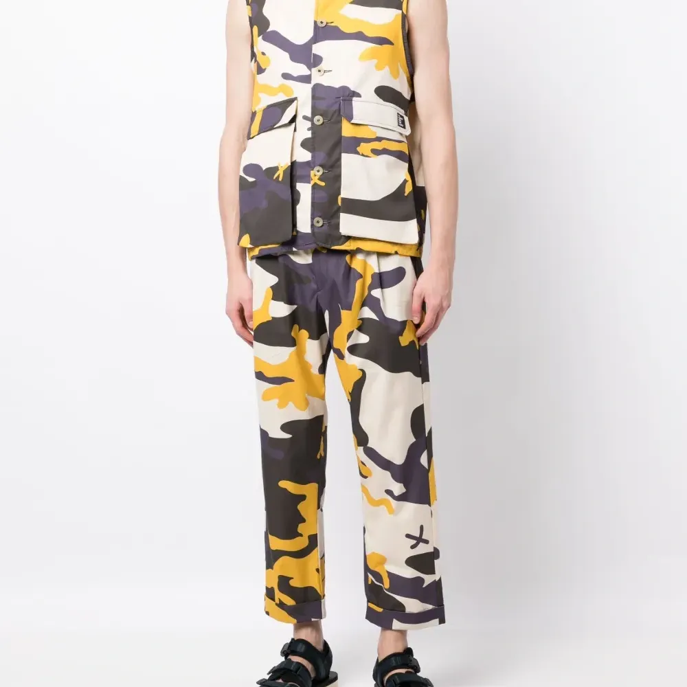 Укороченные брюки с камуфляжным узором