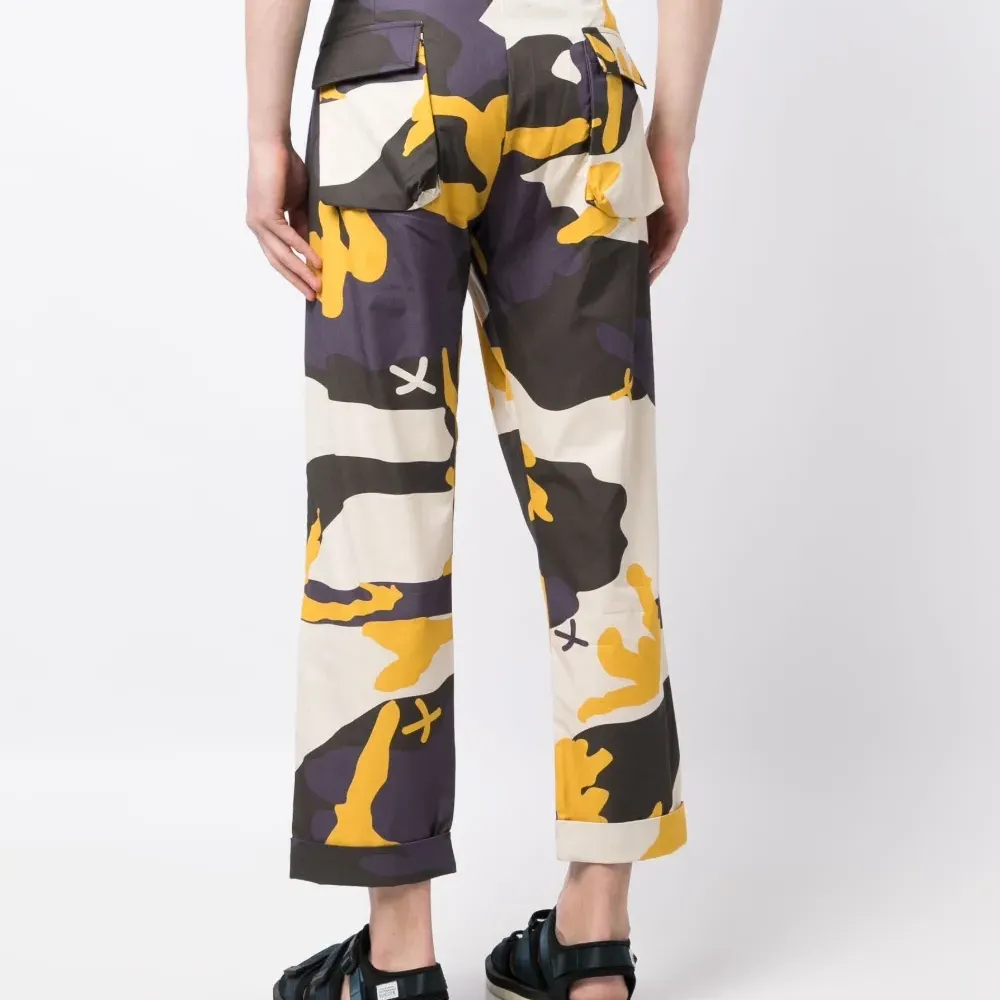 Укороченные брюки с камуфляжным узором