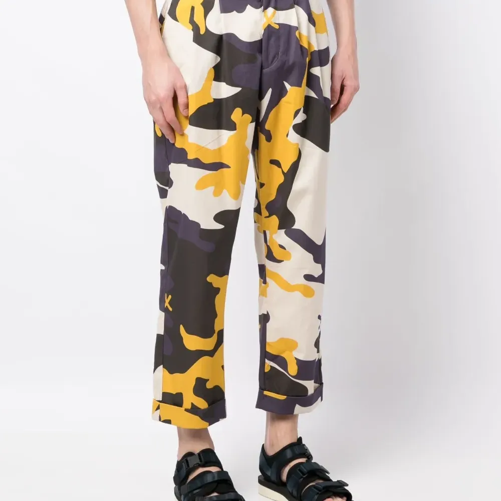 Укороченные брюки с камуфляжным узором