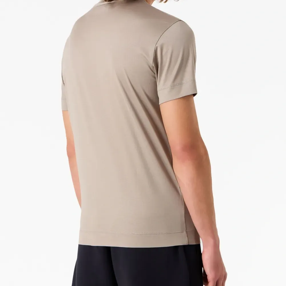 футболка с вышитым логотипом