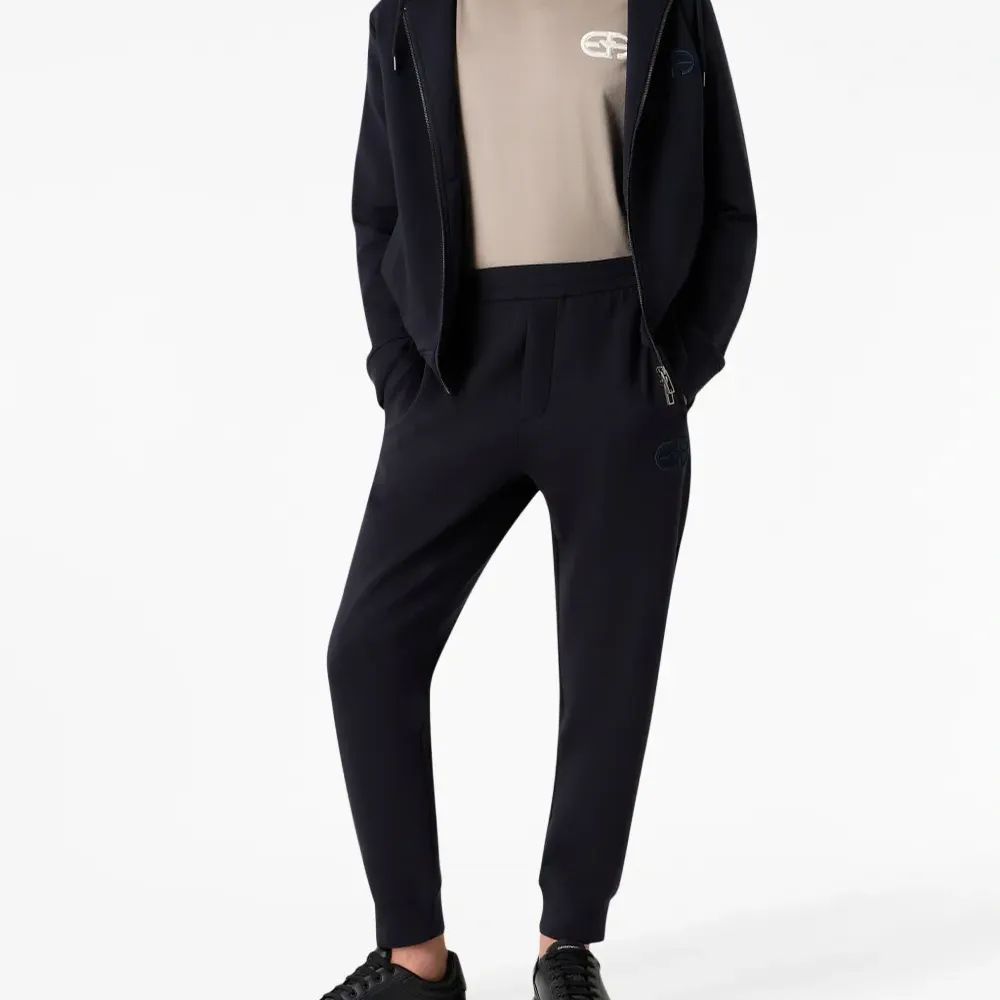 футболка с вышитым логотипом