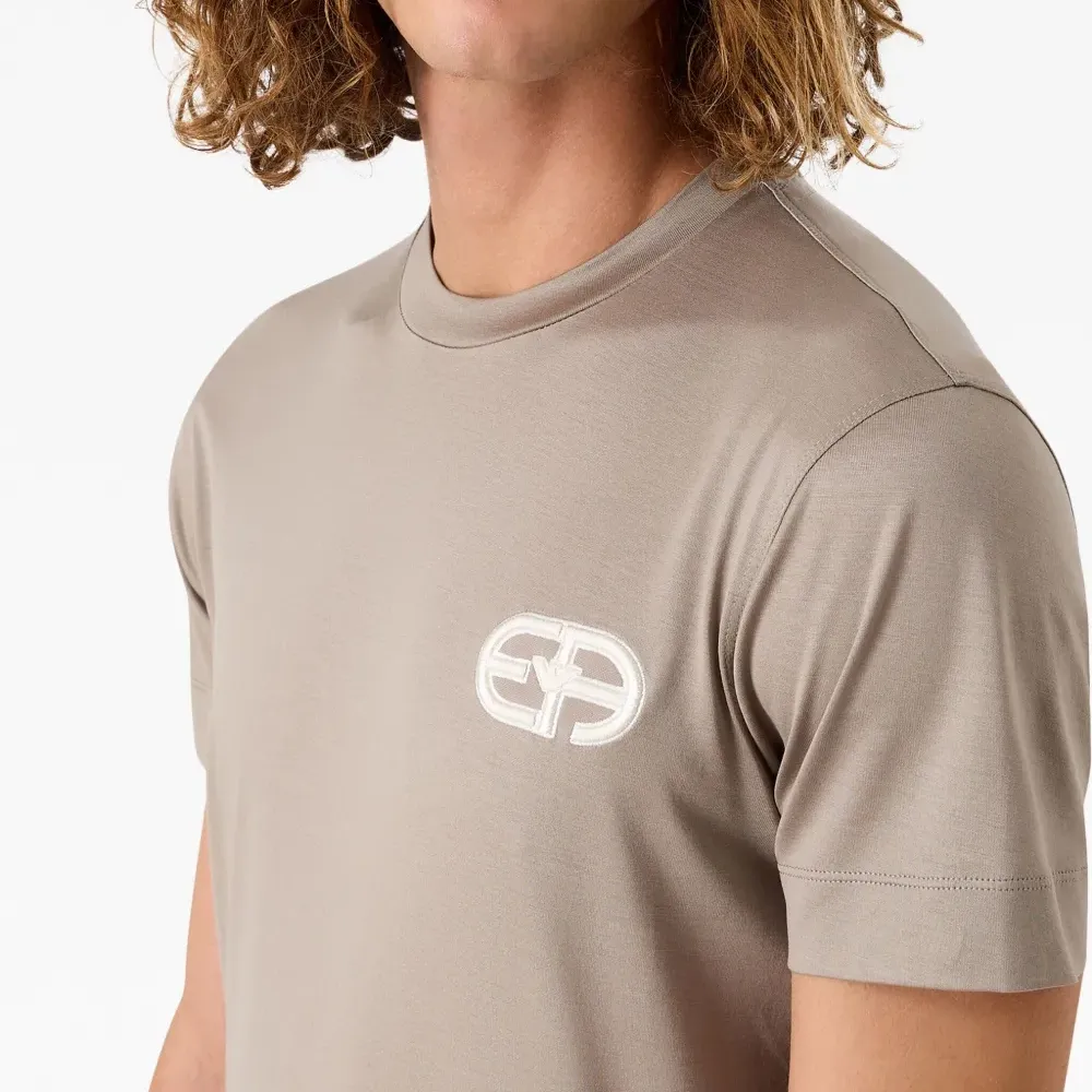 футболка с вышитым логотипом