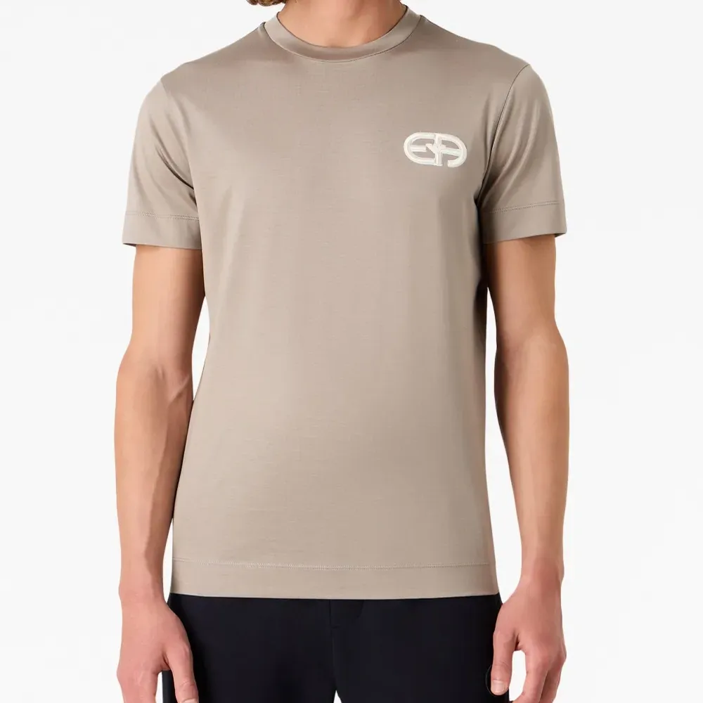 футболка с вышитым логотипом