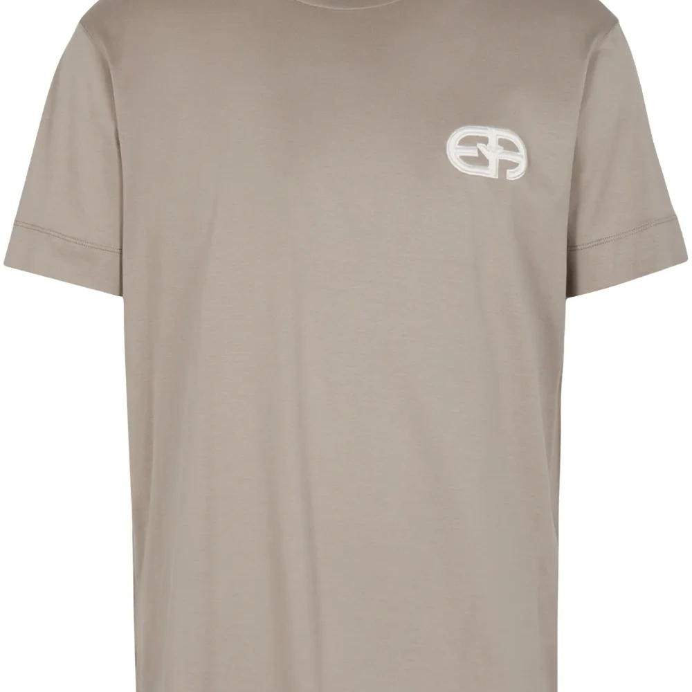 футболка с вышитым логотипом