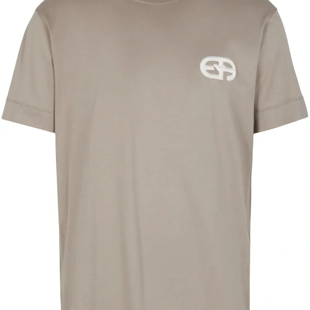 футболка с вышитым логотипом