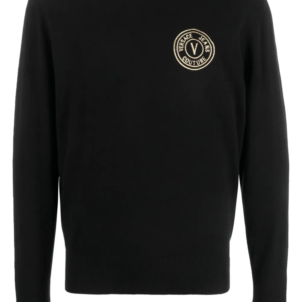 Джемпер с вышитым логотипом