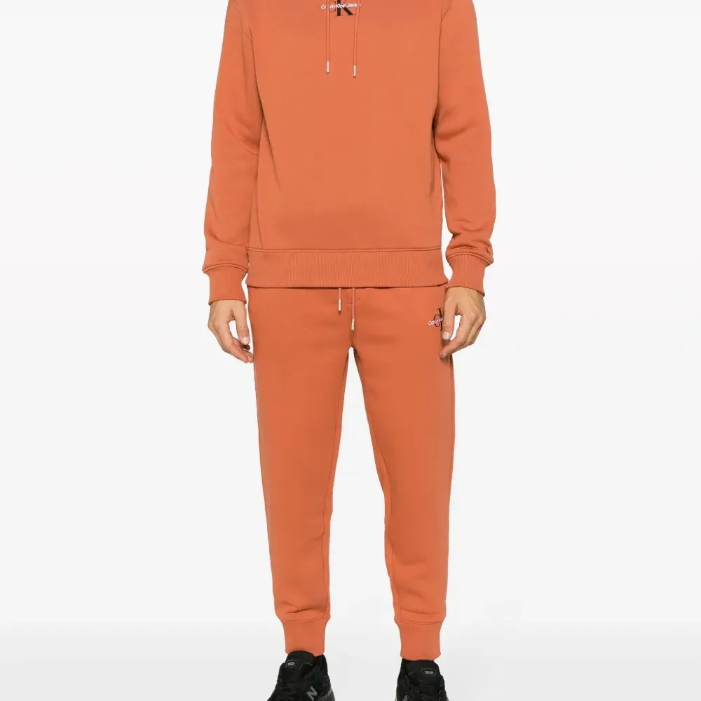 Спортивные брюки с вышитым логотипом