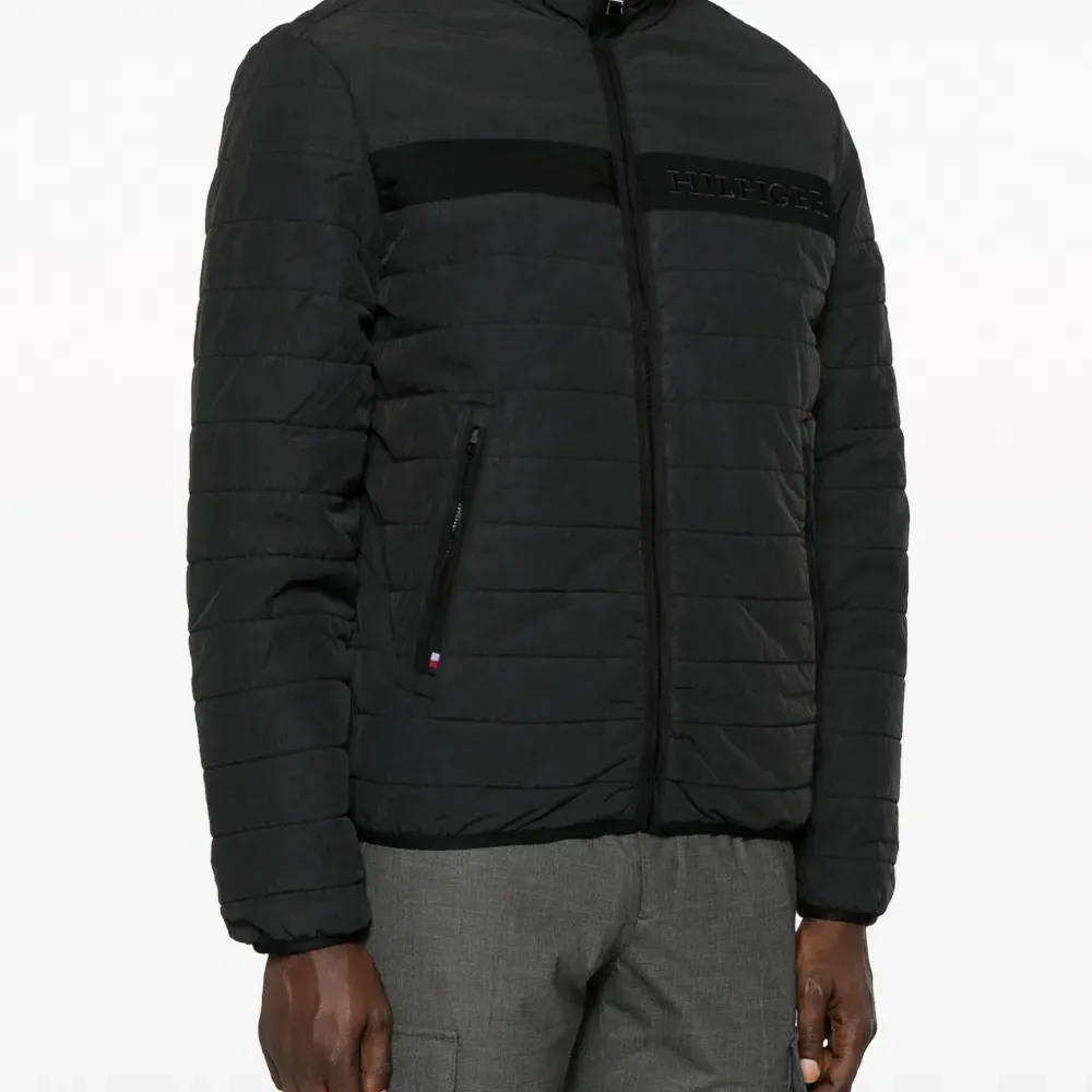 Пуховик с вышитым логотипом Пуховик с вышитым логотипом