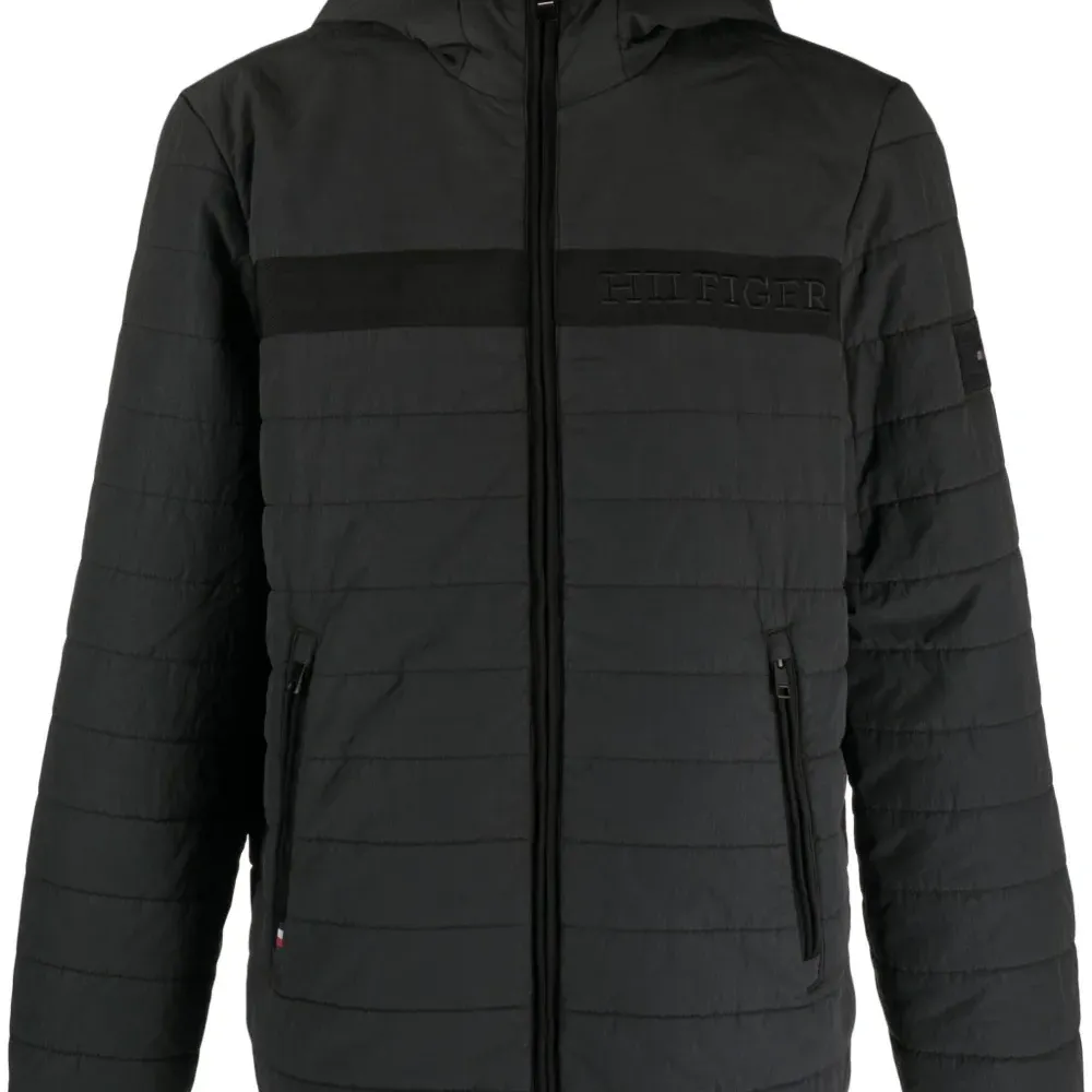 Пуховик с капюшоном и вышитым логотипом Пуховик с капюшоном и вышитым логотипом