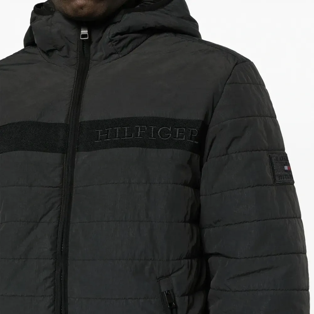 Пуховик с капюшоном и вышитым логотипом Пуховик с капюшоном и вышитым логотипом