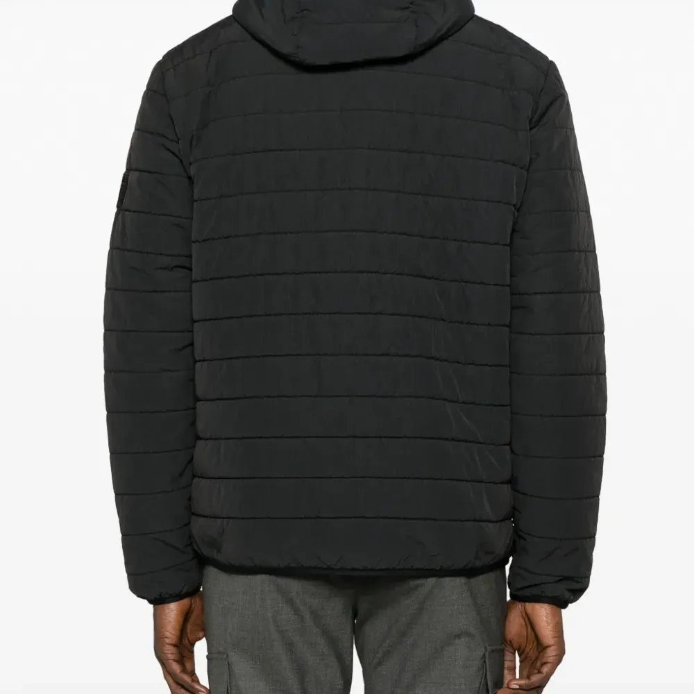 Пуховик с капюшоном и вышитым логотипом Пуховик с капюшоном и вышитым логотипом