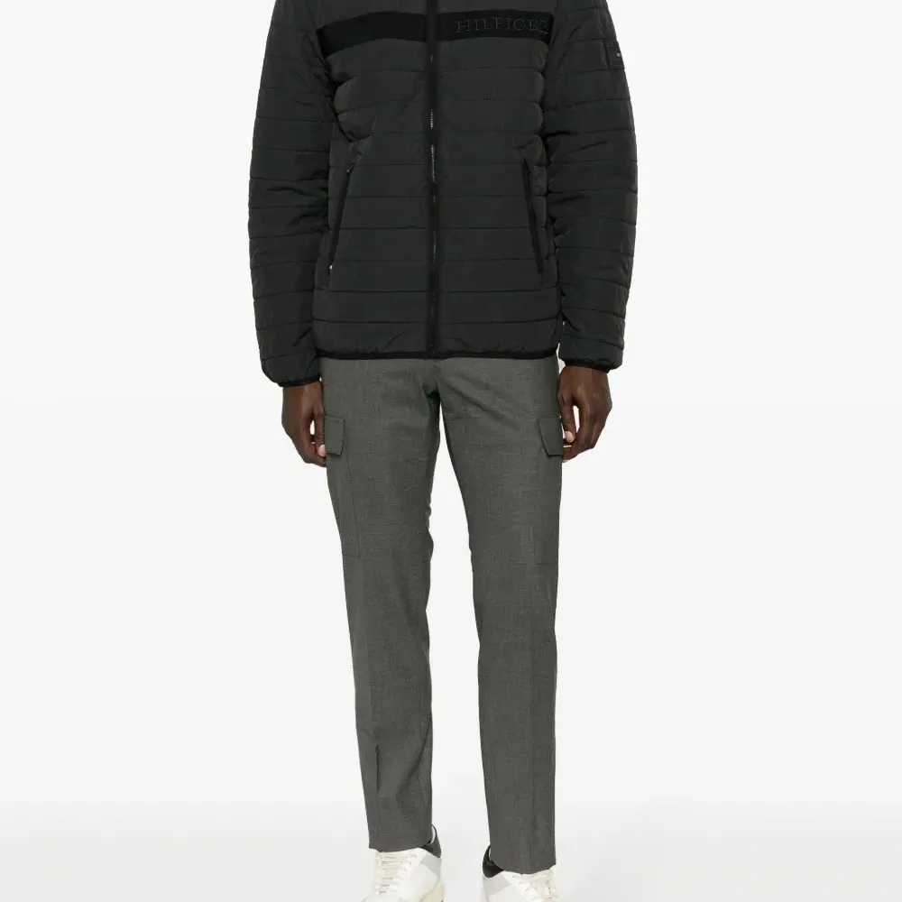 Пуховик с капюшоном и вышитым логотипом Пуховик с капюшоном и вышитым логотипом