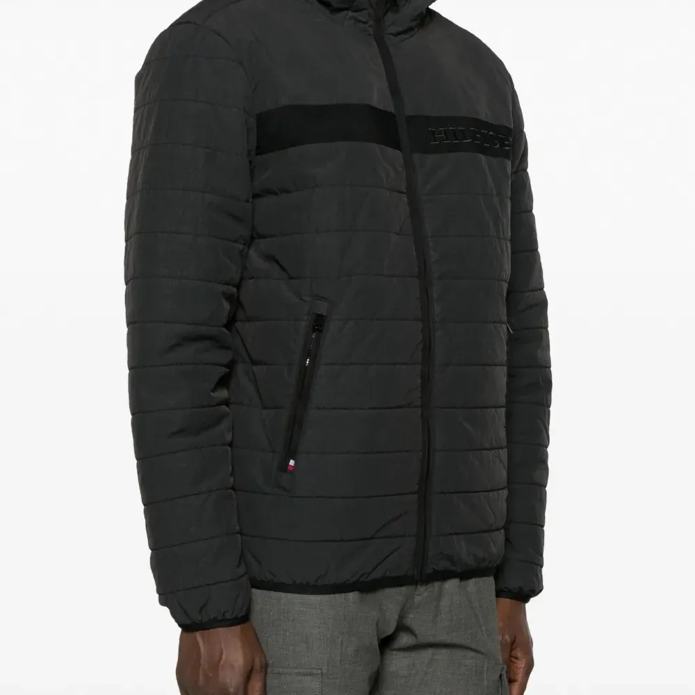 Пуховик с капюшоном и вышитым логотипом Пуховик с капюшоном и вышитым логотипом