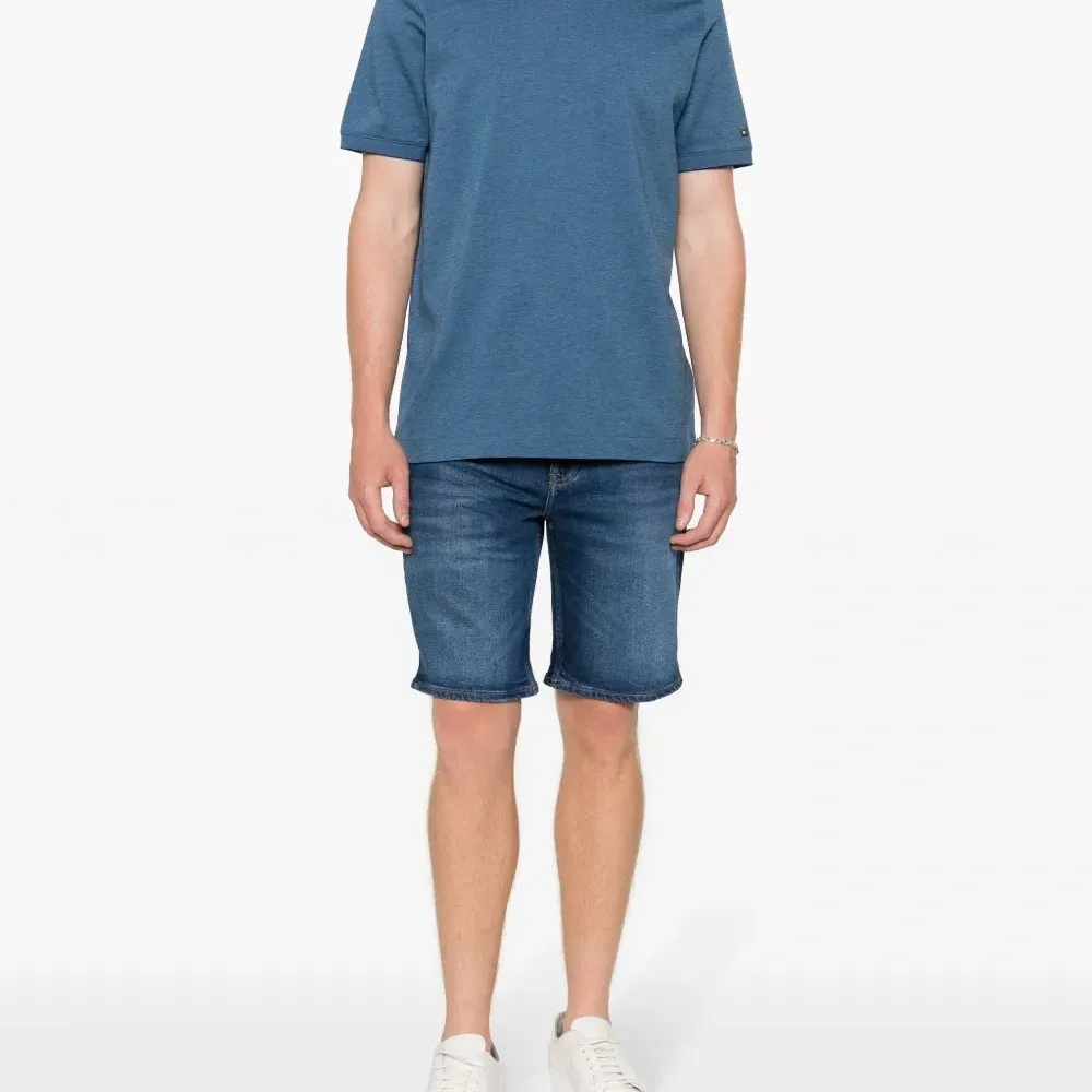 Футболка с вышитым логотипом