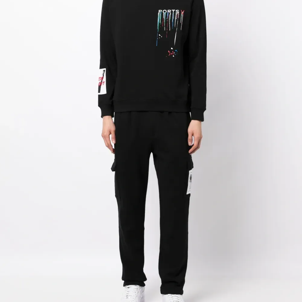 Толстовка с эффектом разбрызганной краски и логотипом