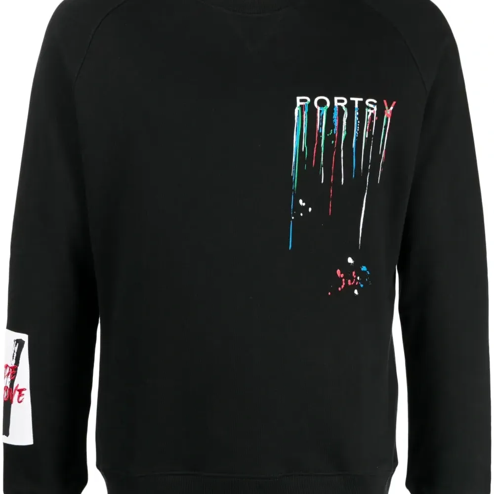 Толстовка с эффектом разбрызганной краски и логотипом