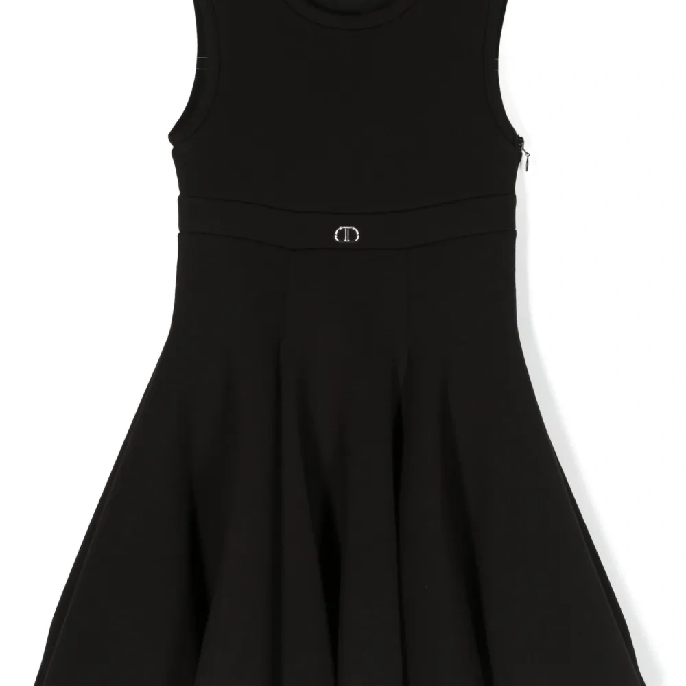 Расклешенное платье без рукавов