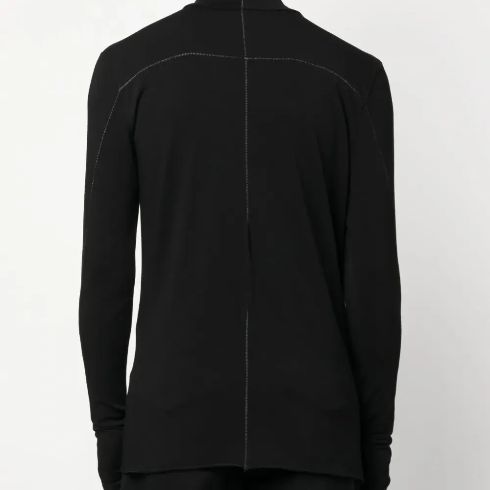 Футболка с высоким воротником и контрастной строчкой