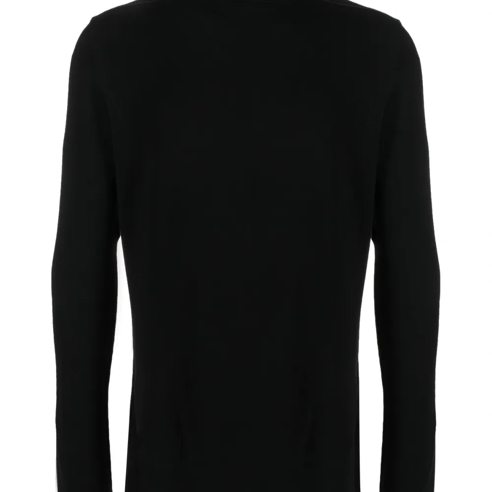 Футболка с высоким воротником и контрастной строчкой