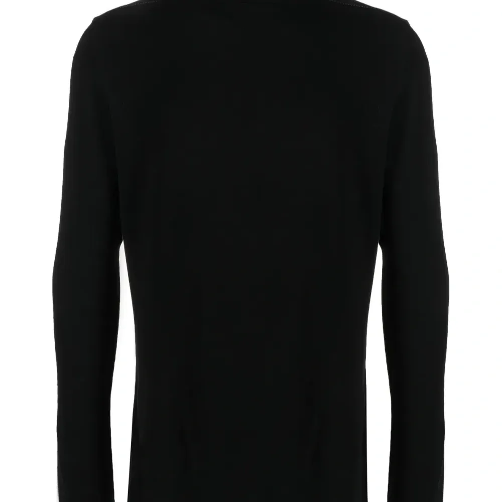 Футболка с высоким воротником и контрастной строчкой