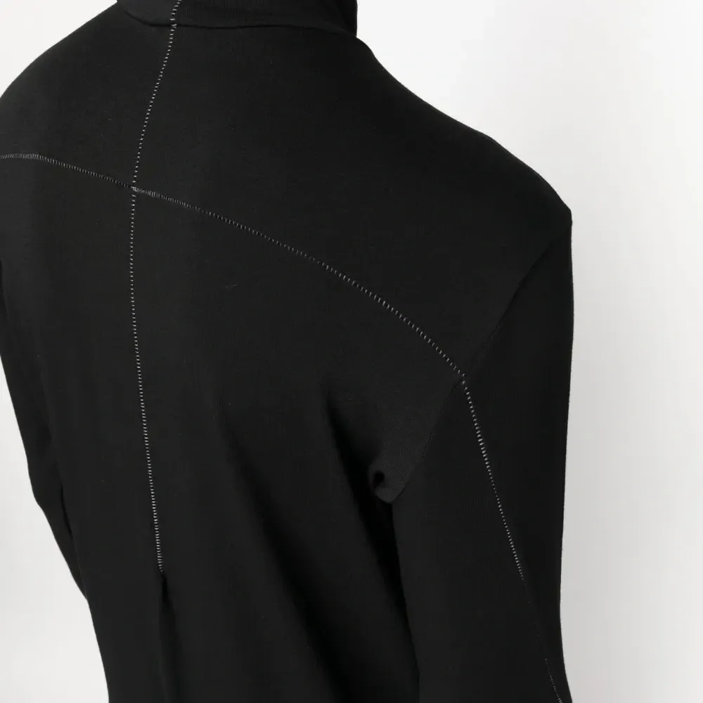 Футболка с высоким воротником и контрастной строчкой